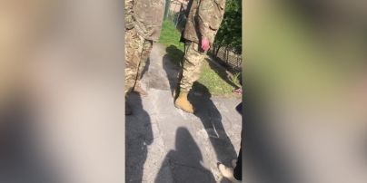 Військові з ТЦК  скрутили чоловіка на землі у Львові – відео